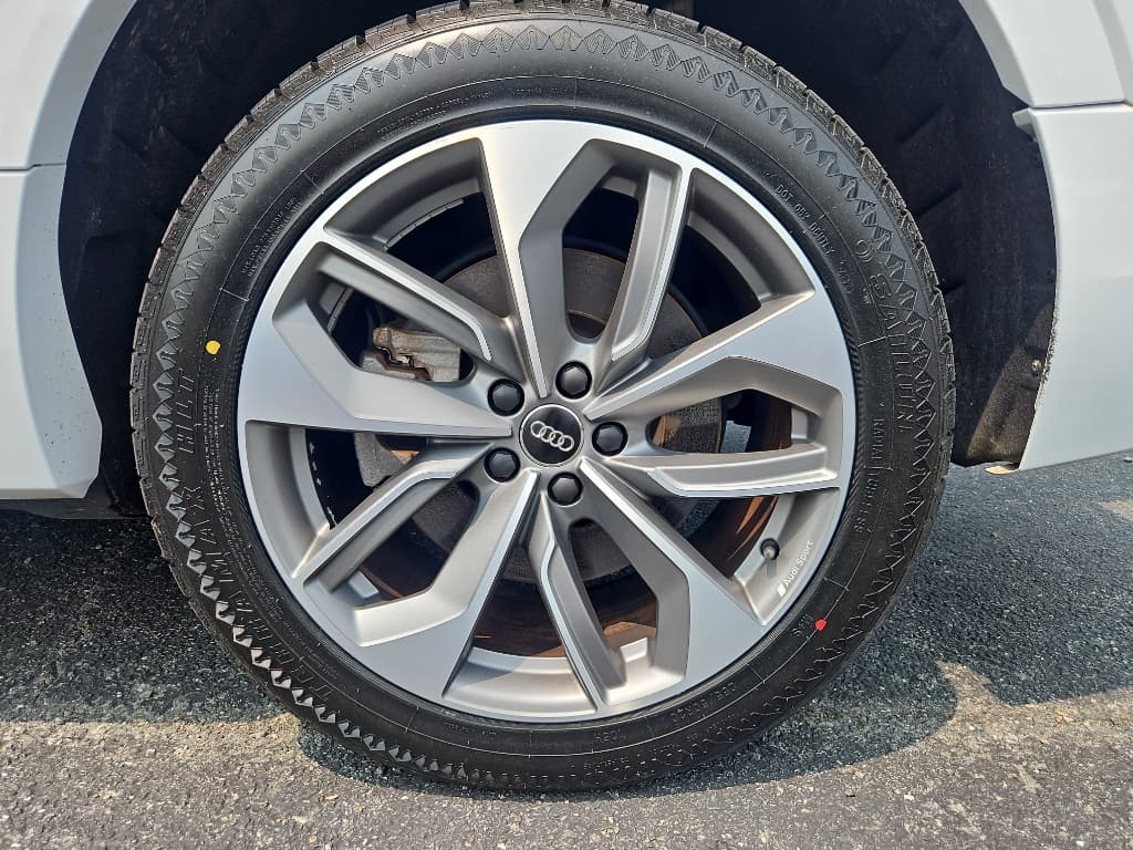 2021 Audi e-tron view 26
