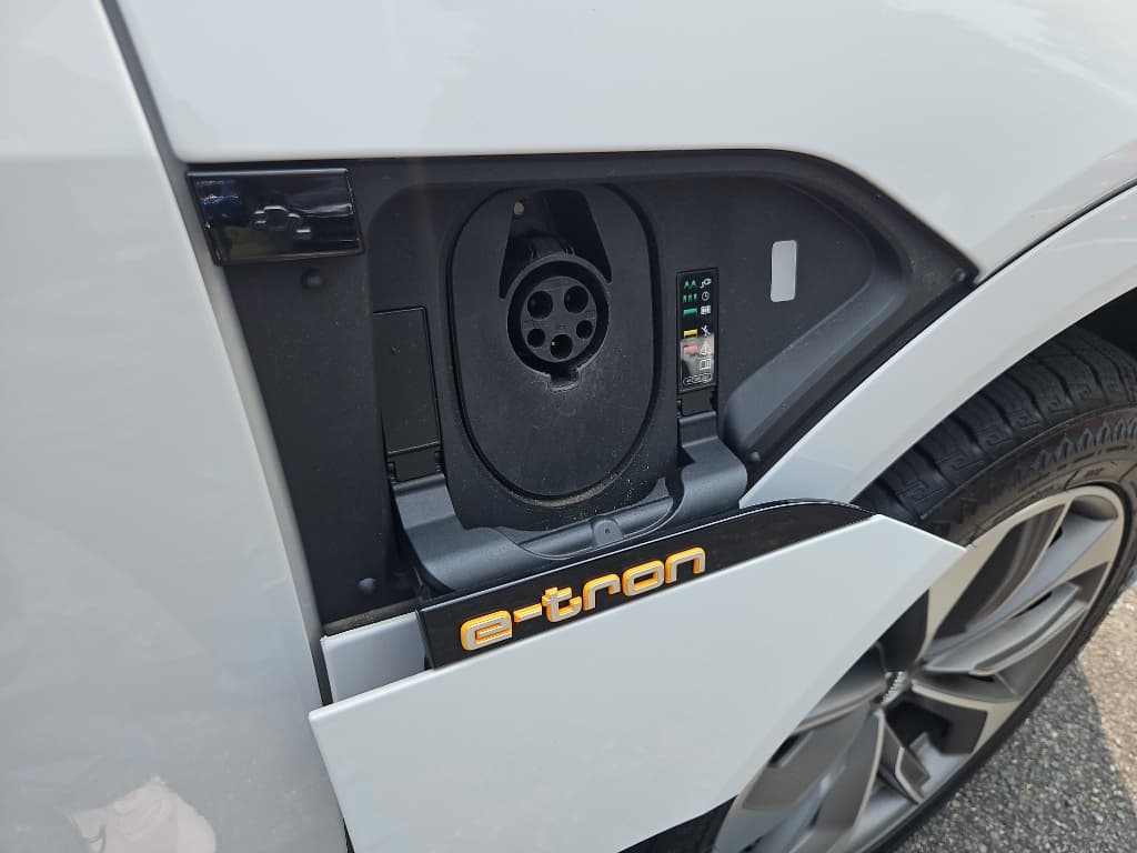 2021 Audi e-tron view 5