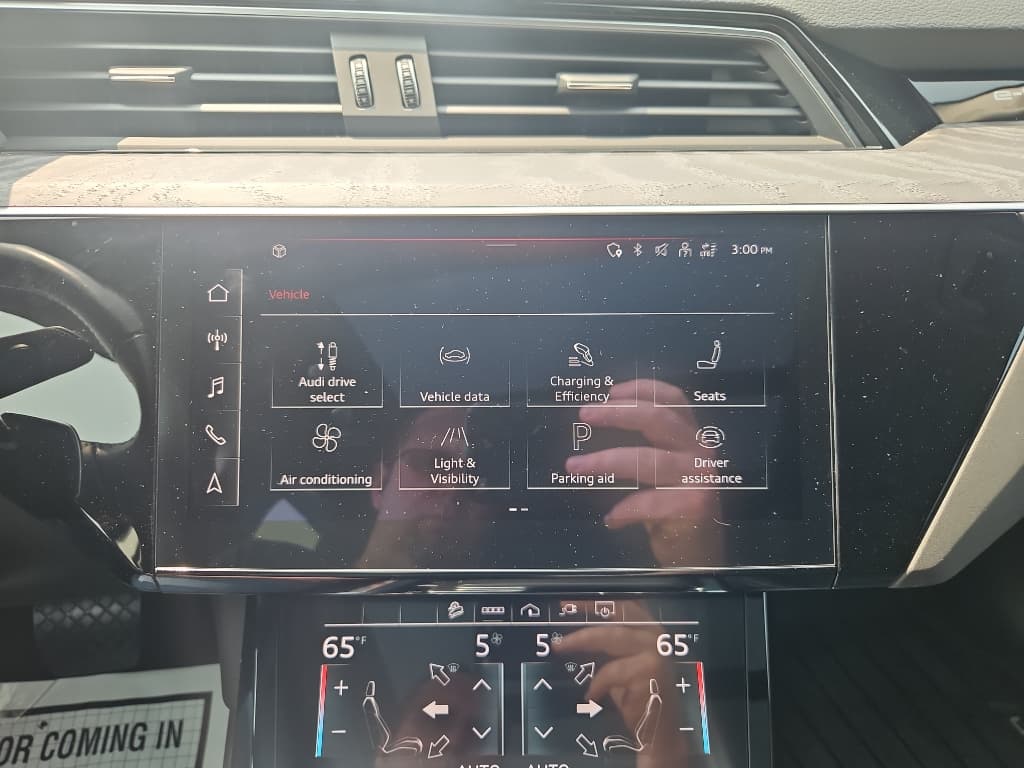 2021 Audi e-tron view 12