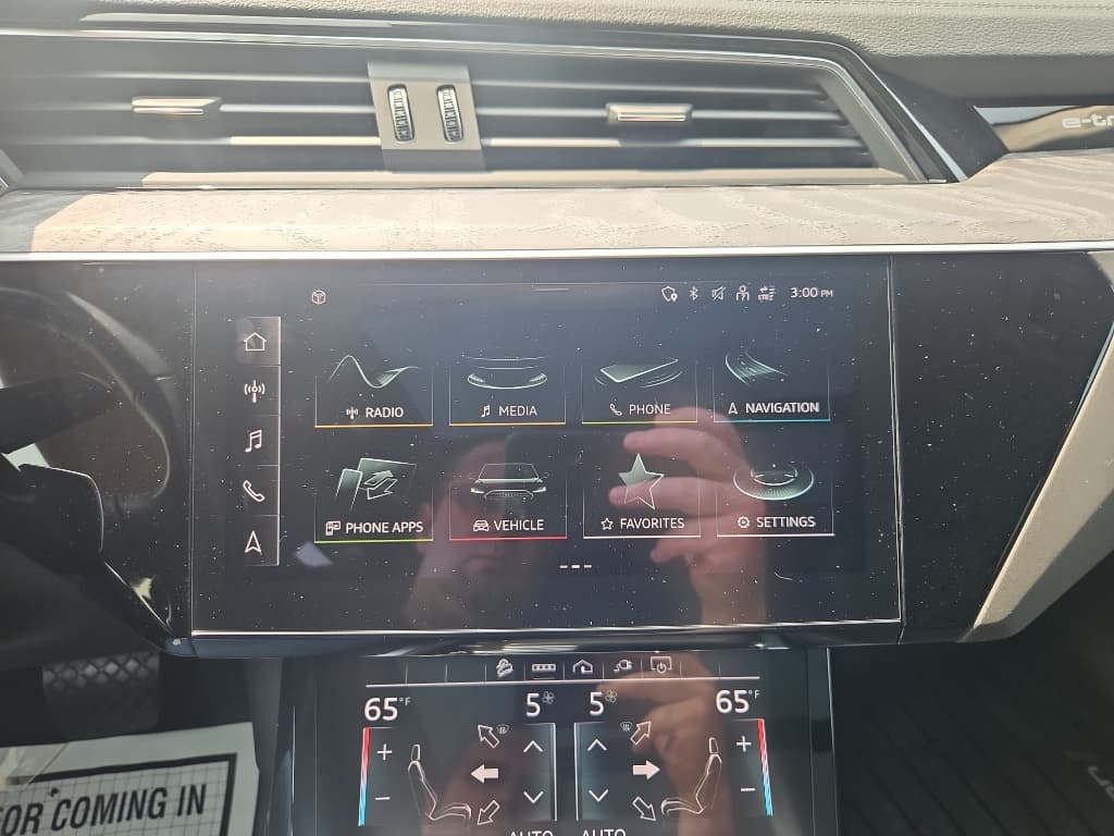 2021 Audi e-tron view 13