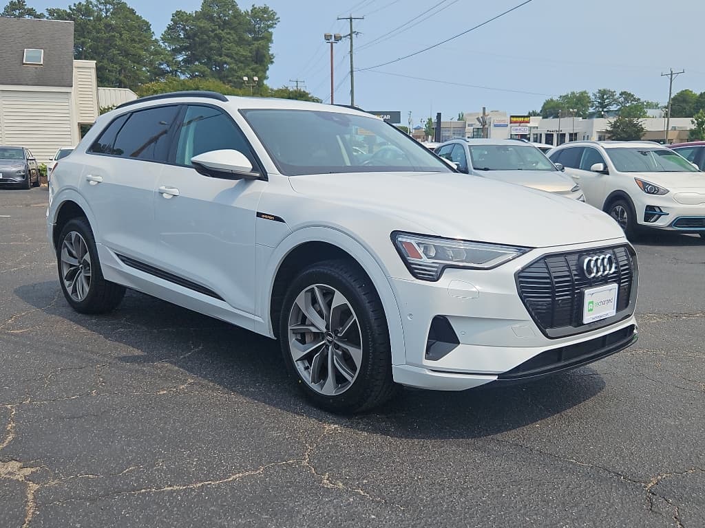 2021 Audi e-tron view 4