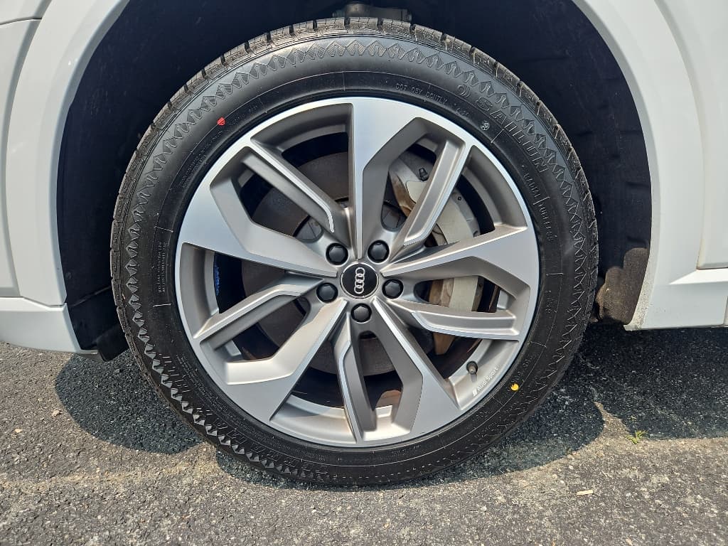 2021 Audi e-tron view 24