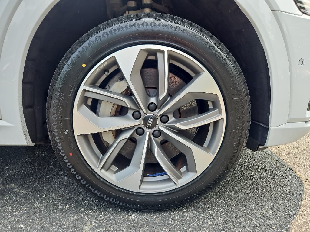2021 Audi e-tron view 30