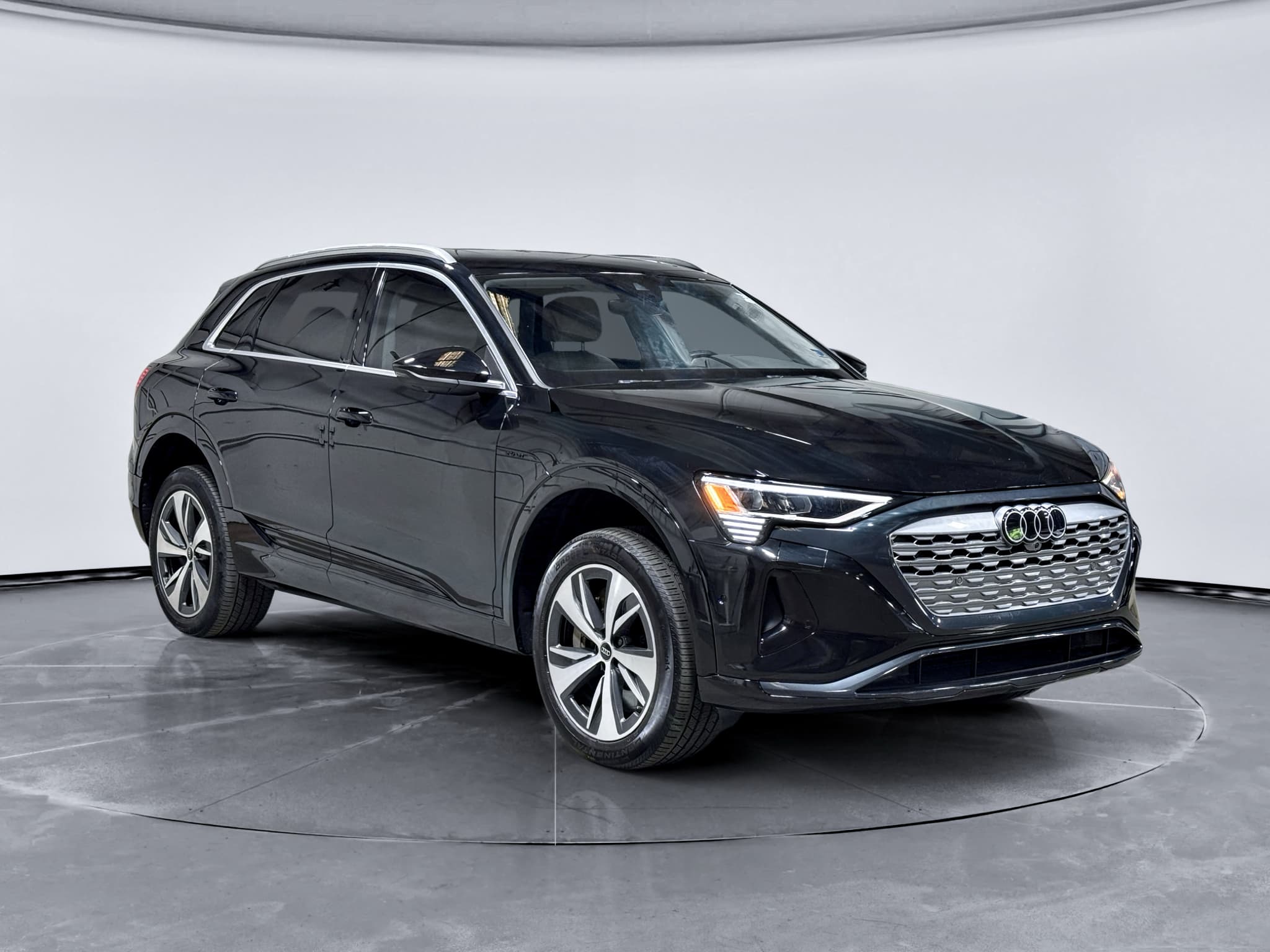 2024 Audi Q8 e-tron view 4