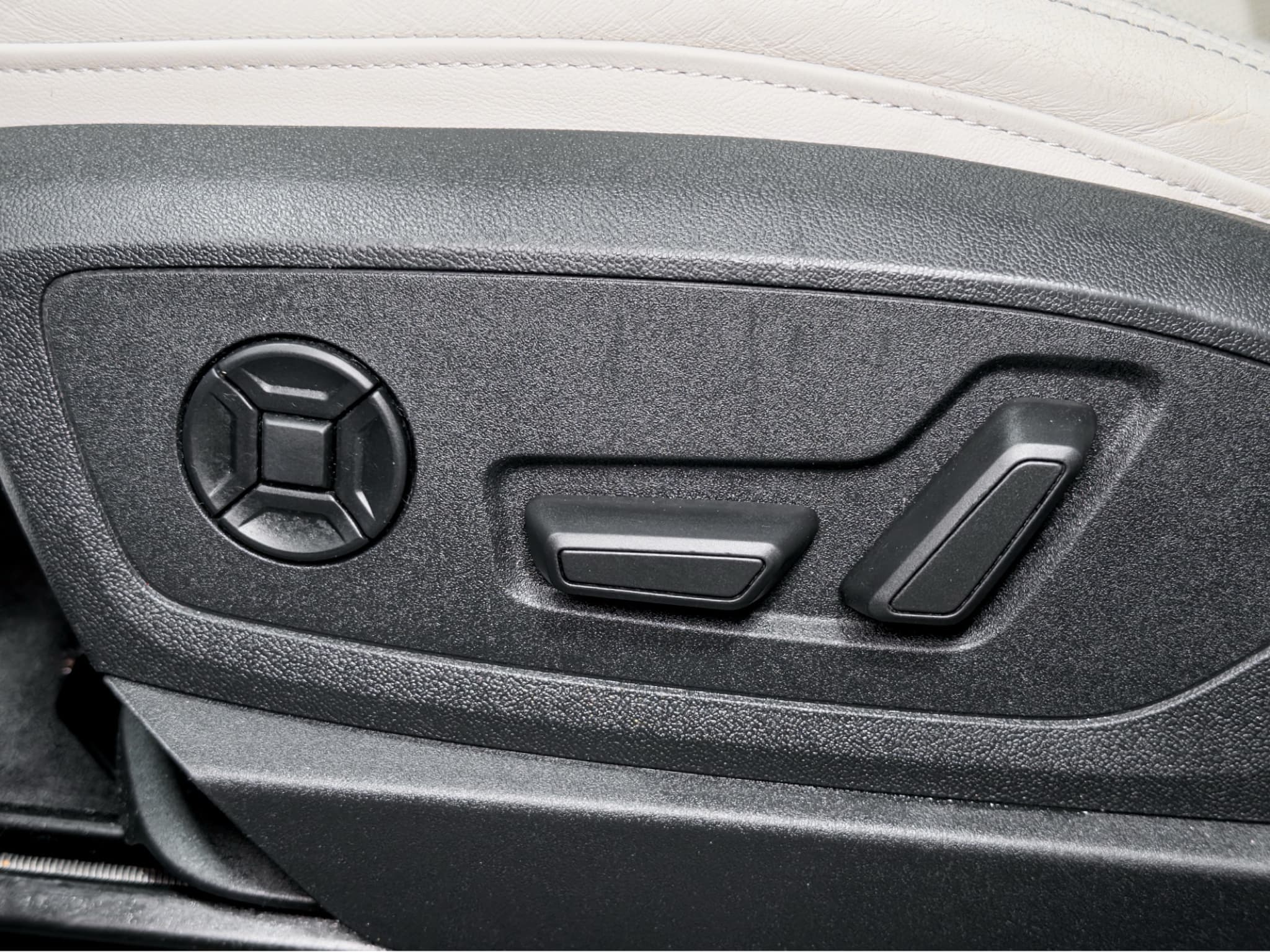 2024 Audi Q8 e-tron view 7