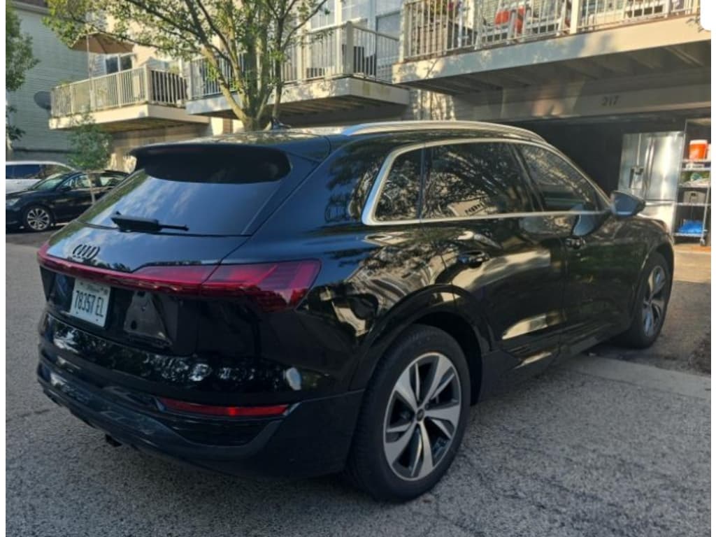 2024 Audi Q8 e-tron view 3
