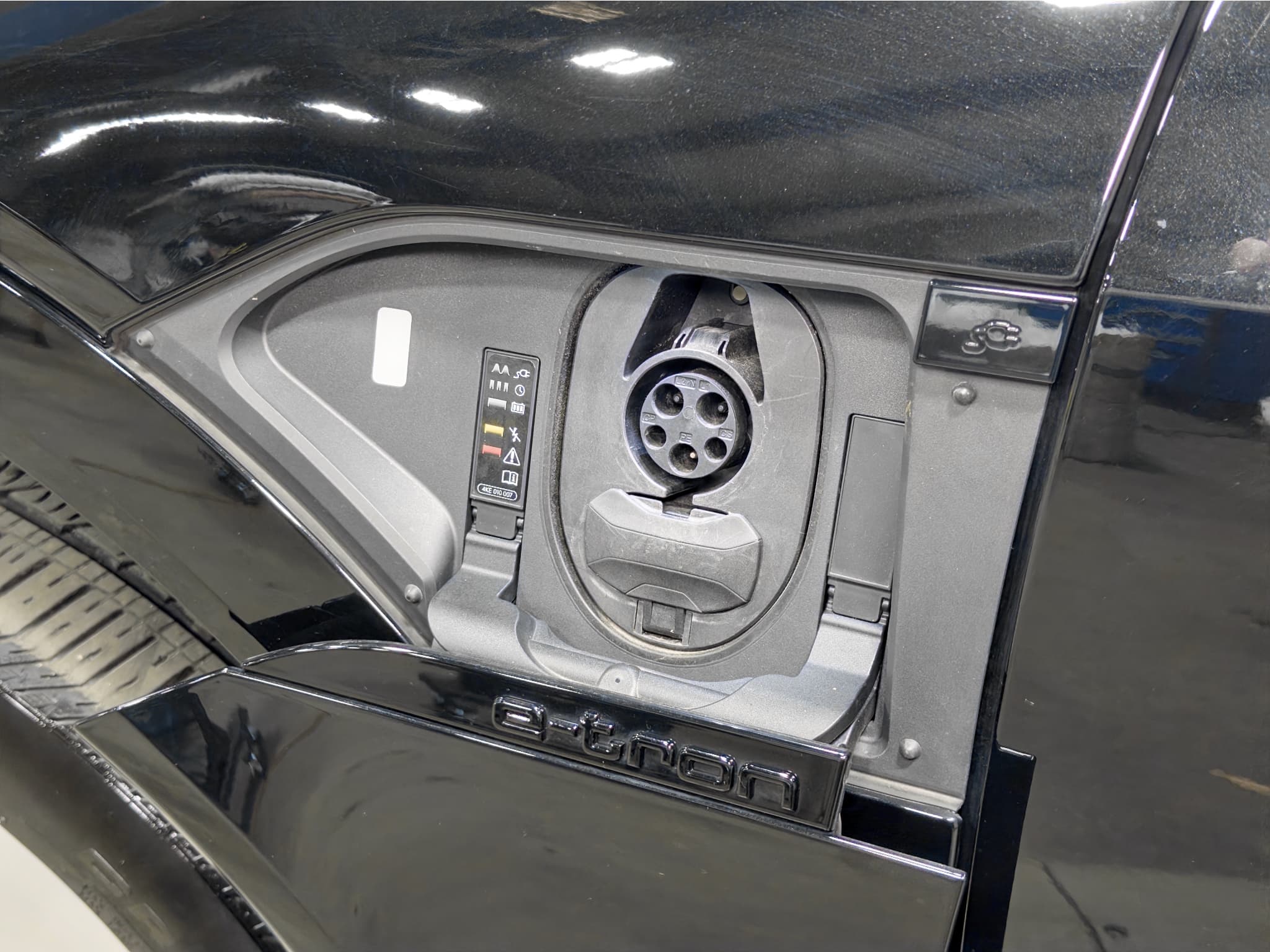 2024 Audi Q8 e-tron view 5