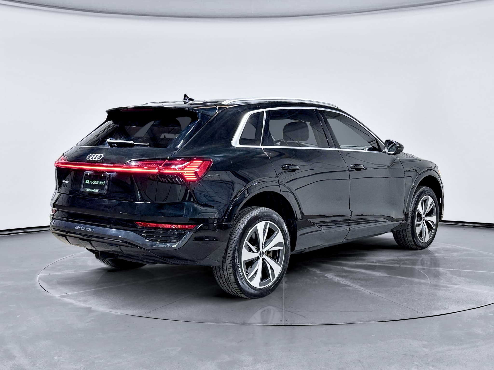 2024 Audi Q8 e-tron view 3