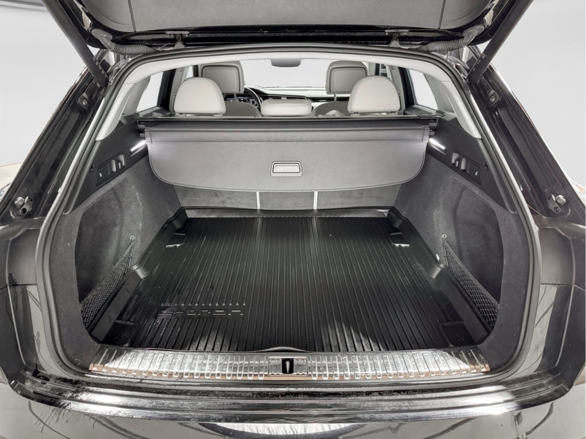 2024 Audi Q8 e-tron view 26
