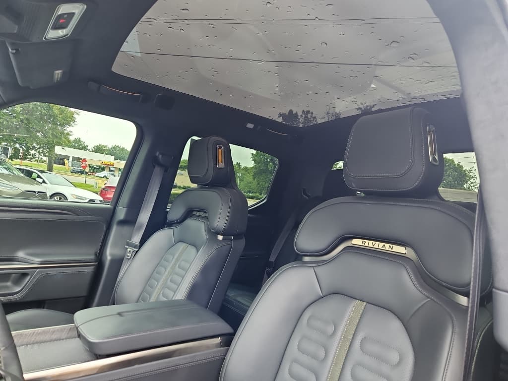 2022 Rivian R1T view 7