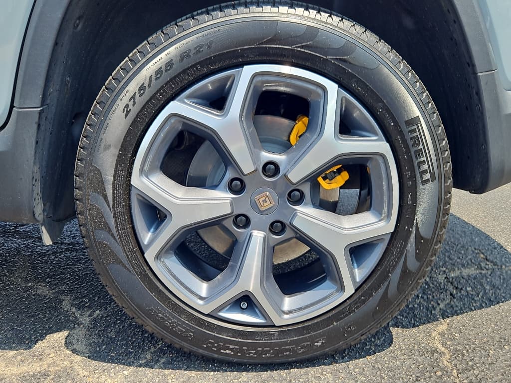 2022 Rivian R1T view 27