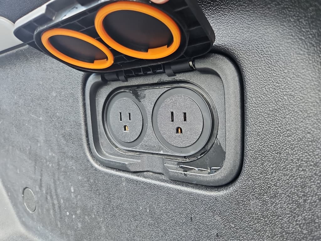 2022 Rivian R1T view 21