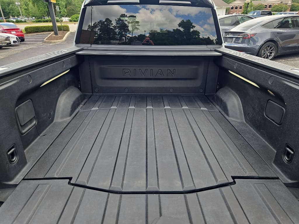 2022 Rivian R1T view 18