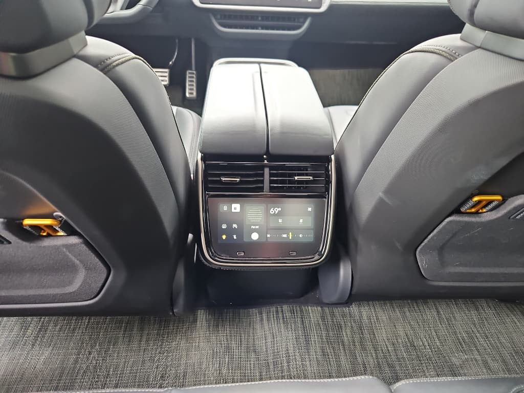 2022 Rivian R1T view 11