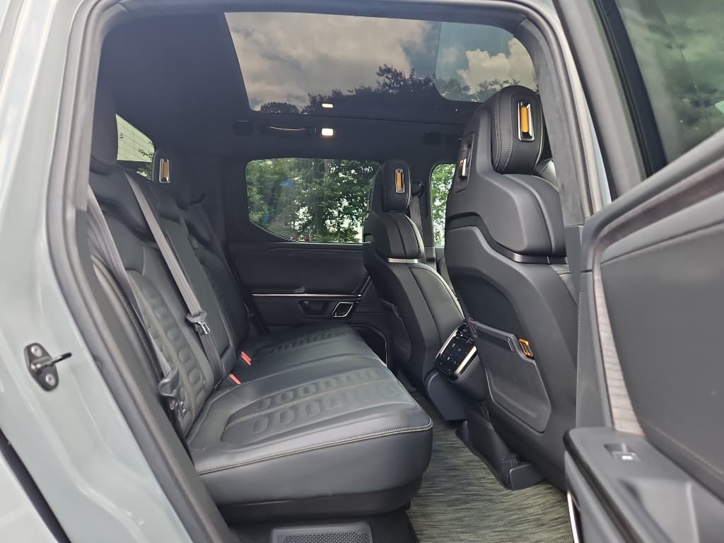 2022 Rivian R1T view 16
