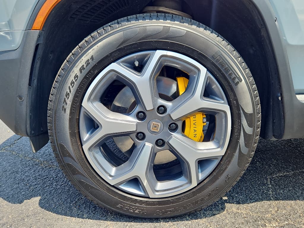 2022 Rivian R1T view 25