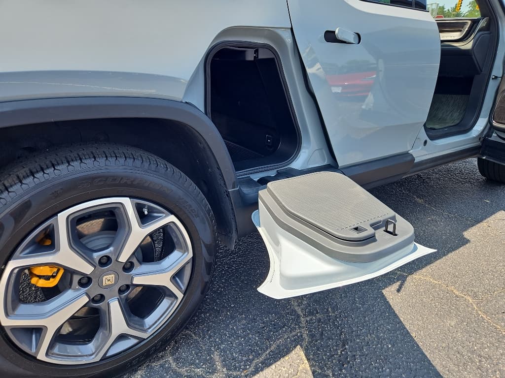 2022 Rivian R1T view 33