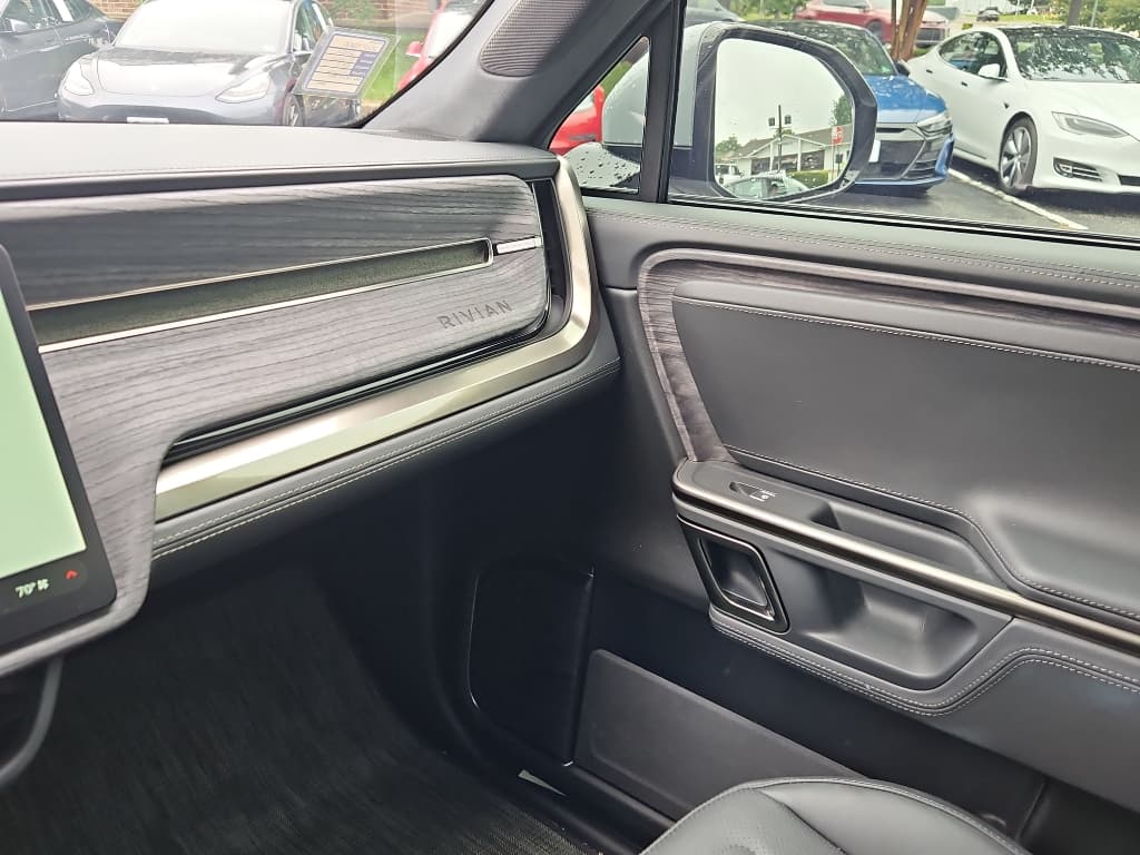 2022 Rivian R1T view 15