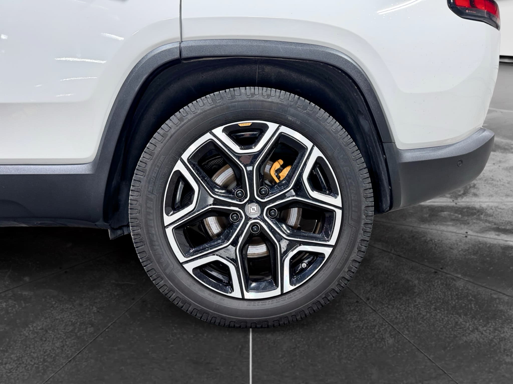 2023 Rivian R1S view 34
