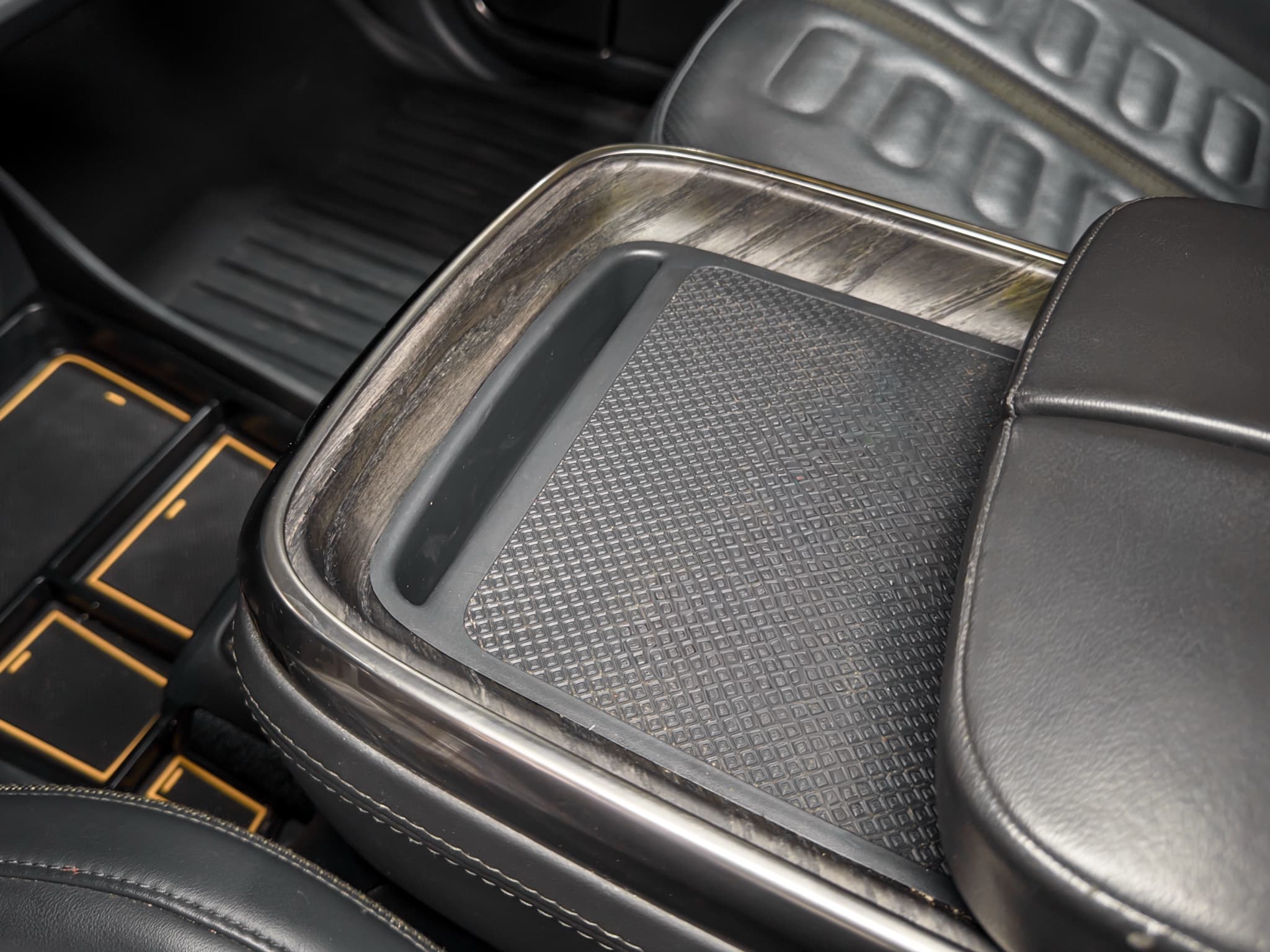 2023 Rivian R1S view 20