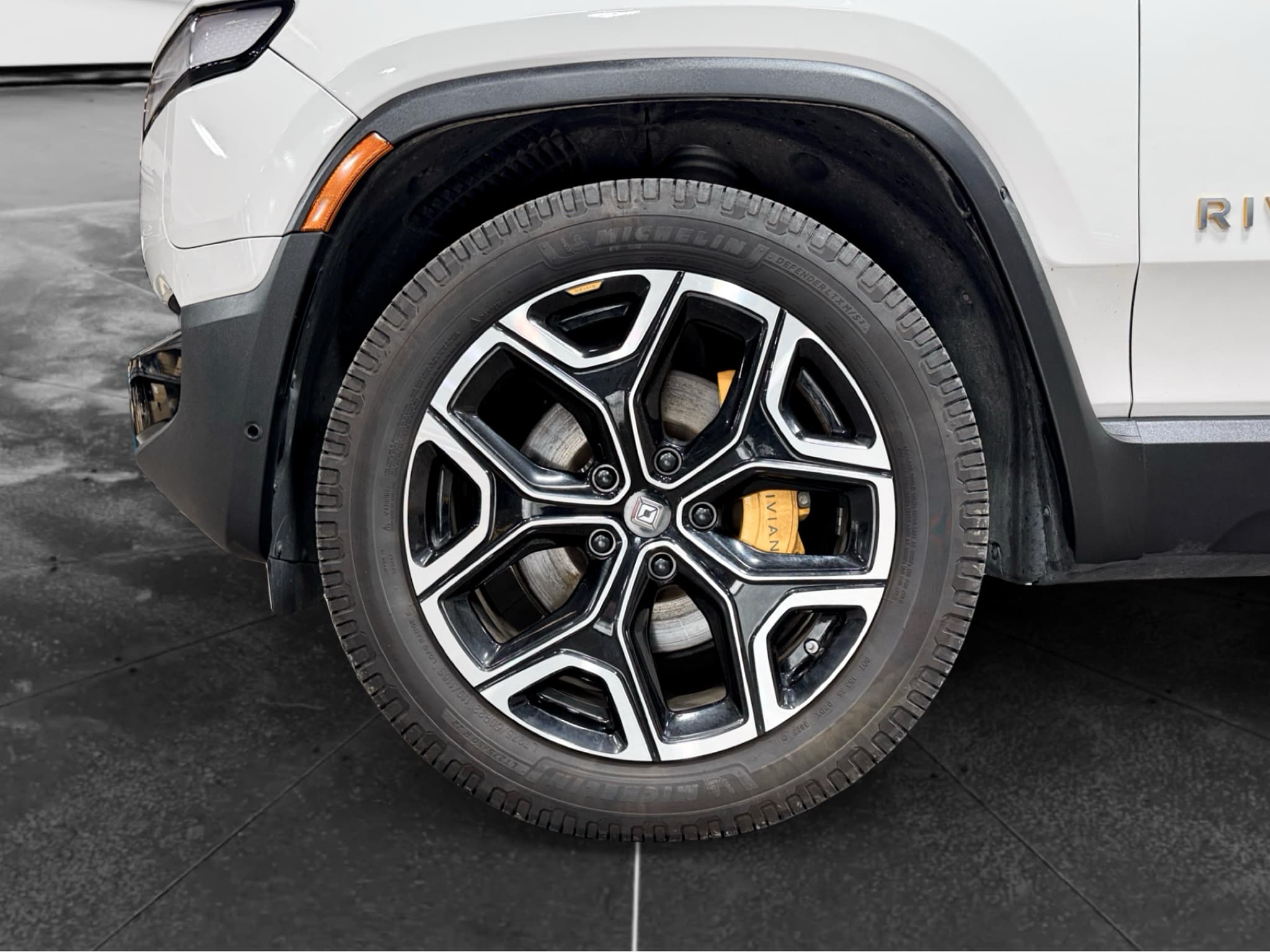 2023 Rivian R1S view 32
