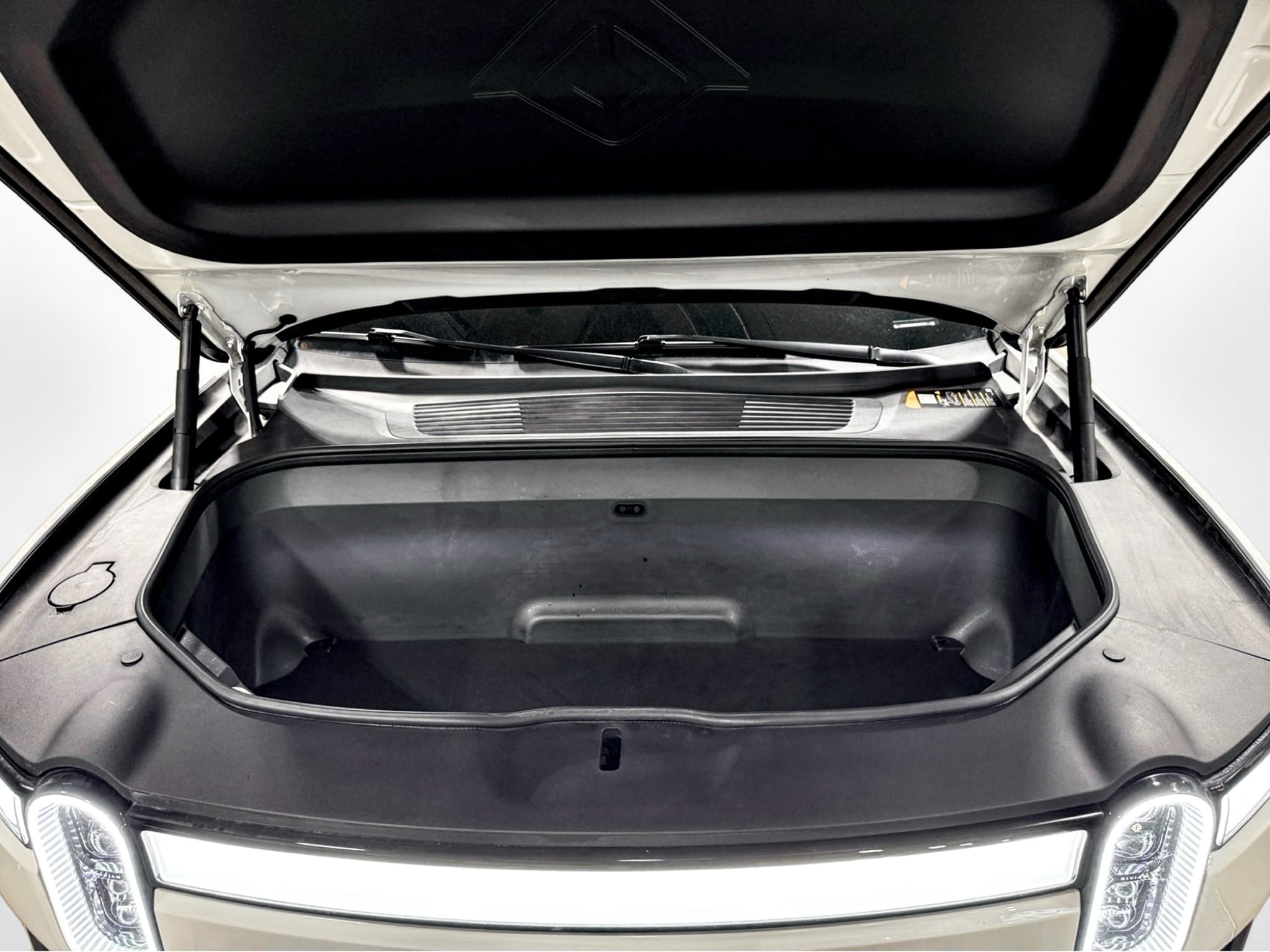 2023 Rivian R1S view 26