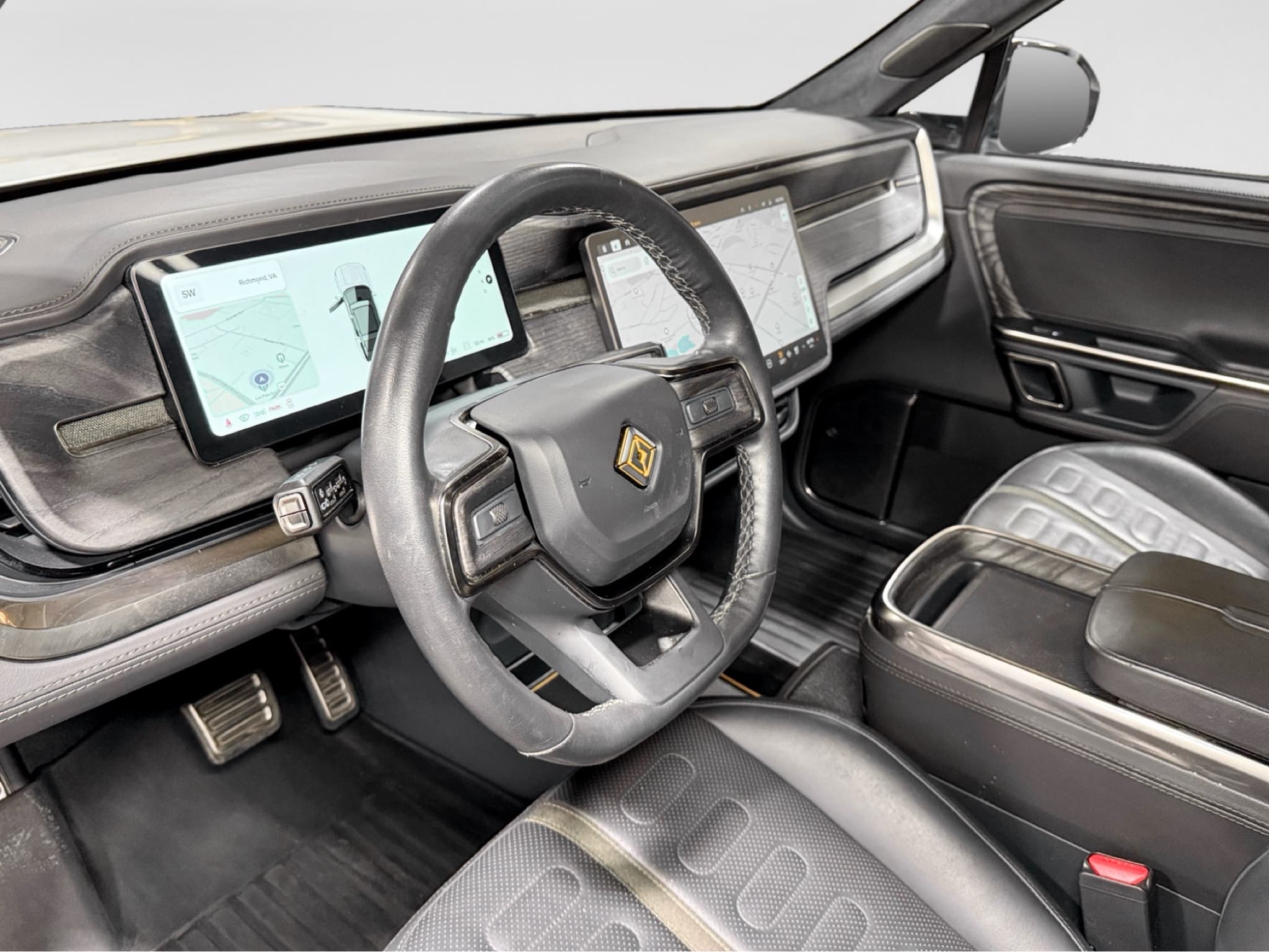 2023 Rivian R1S view 19