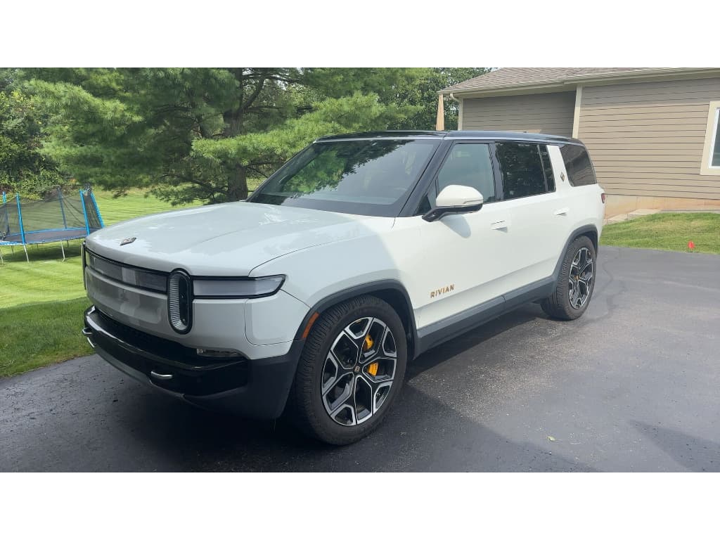 2023 Rivian R1S view 2