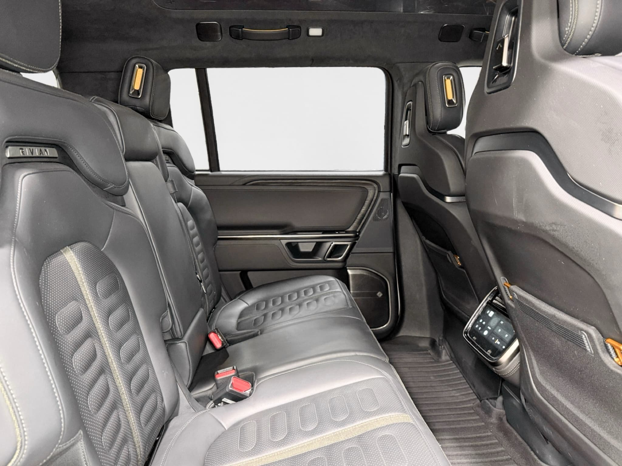 2023 Rivian R1S view 22