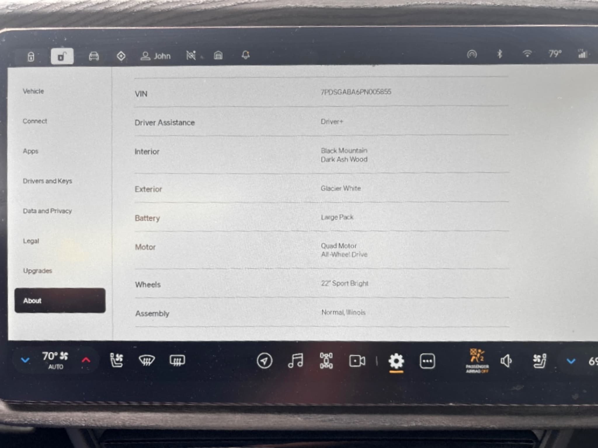 2023 Rivian R1S view 15