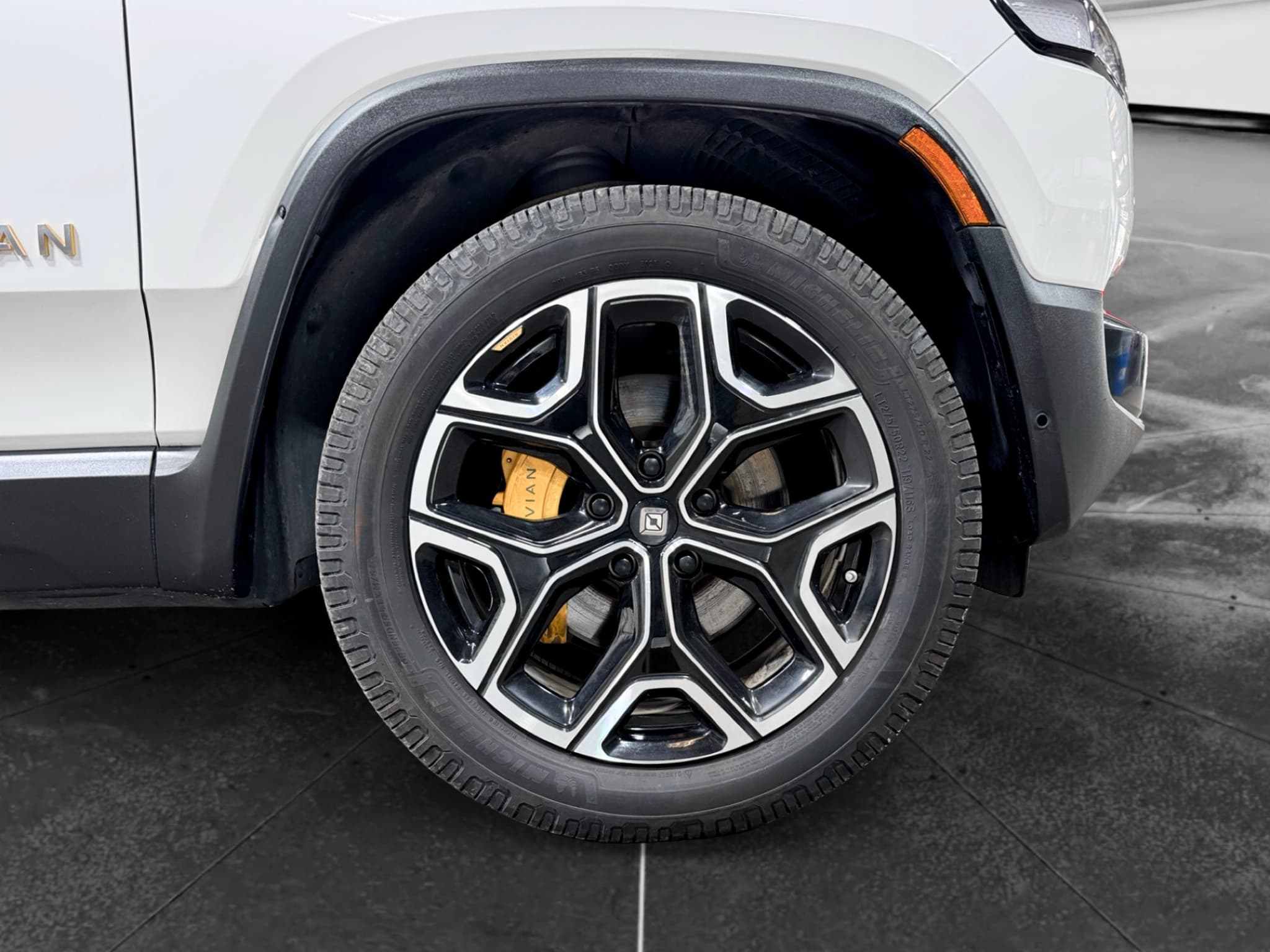 2023 Rivian R1S view 36