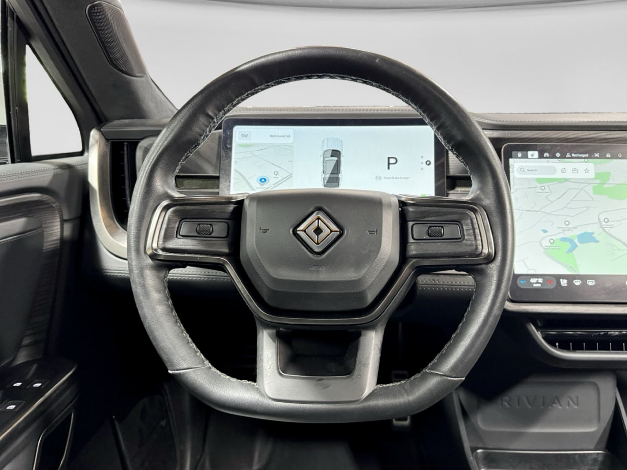 2023 Rivian R1S view 9