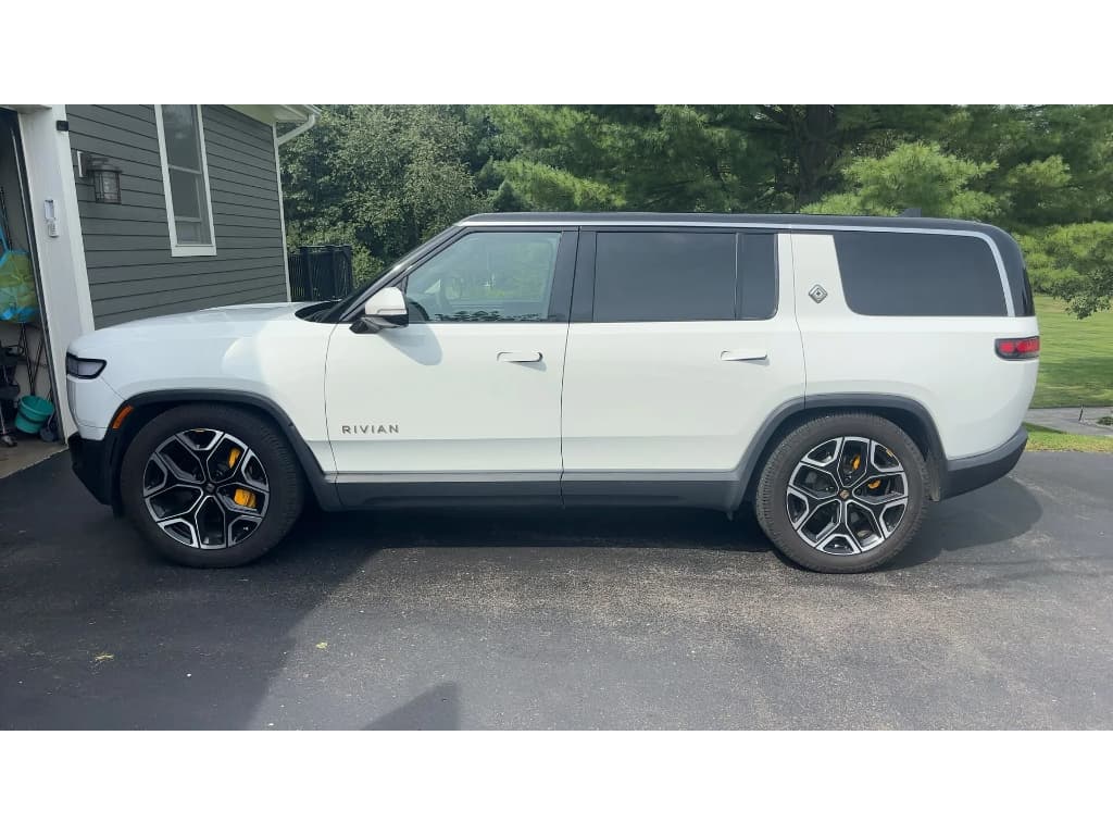 2023 Rivian R1S view 3