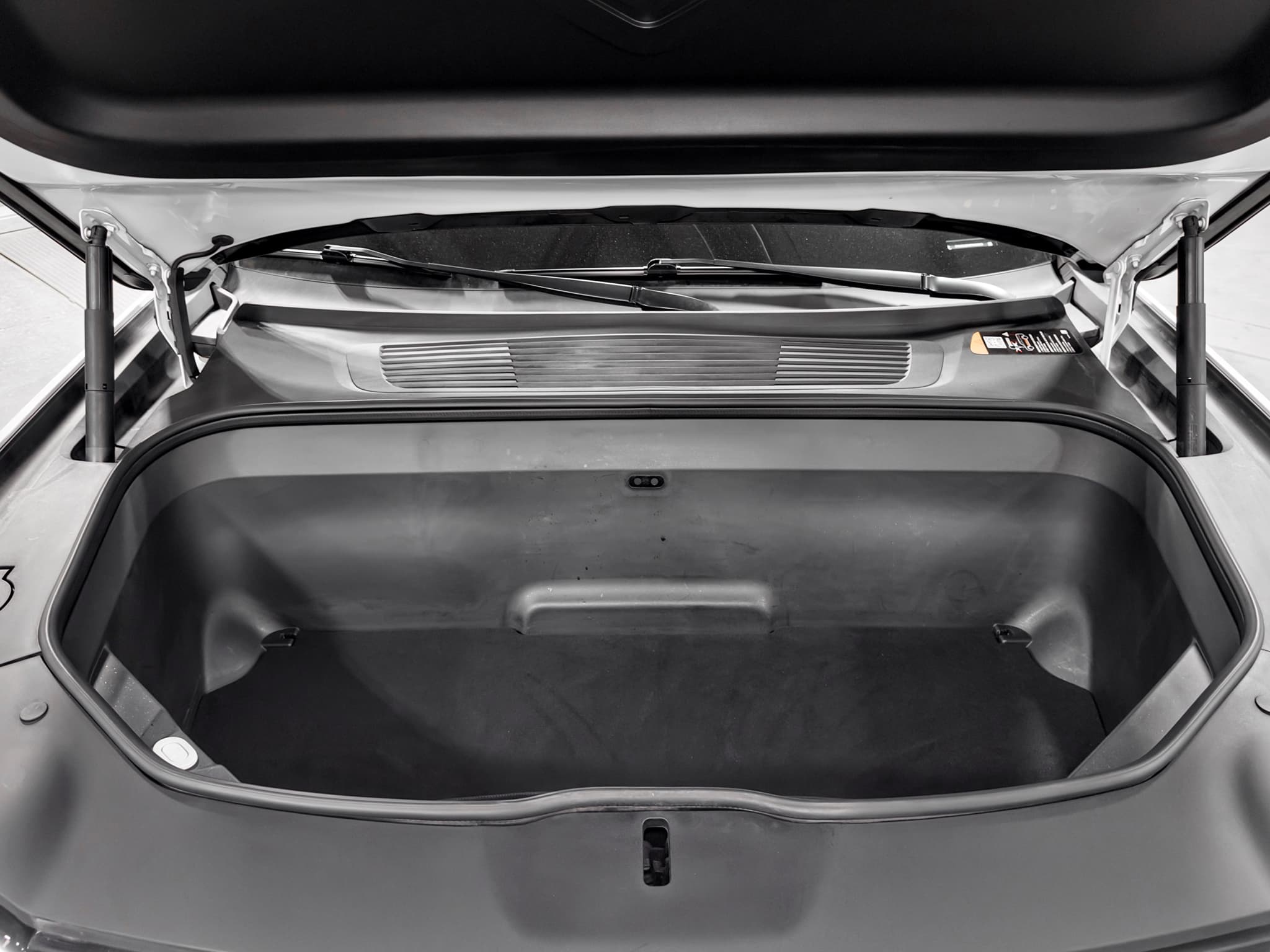 2023 Rivian R1S view 27