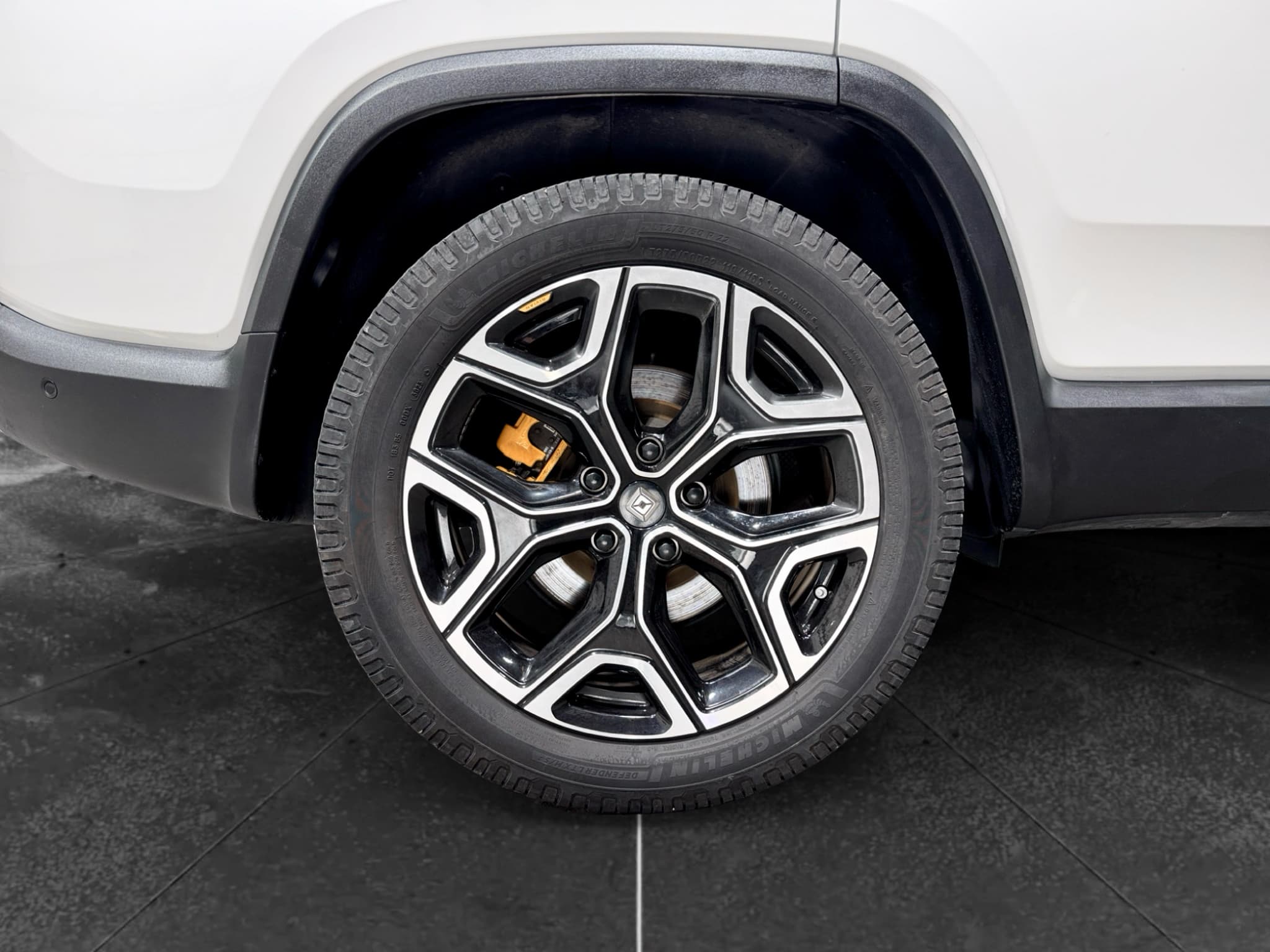 2023 Rivian R1S view 38