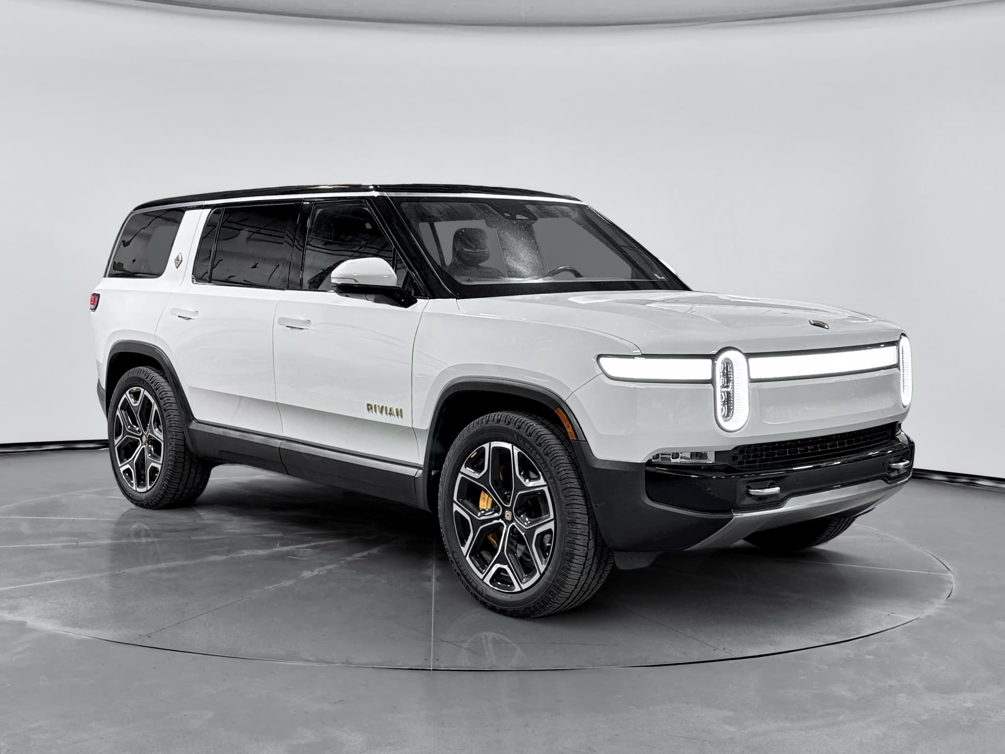 2023 Rivian R1S view 4