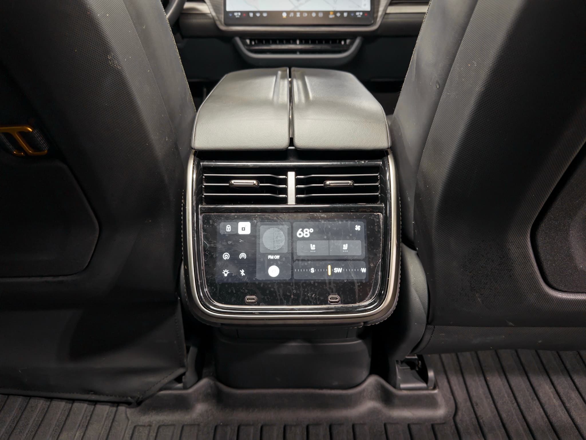 2023 Rivian R1S view 21