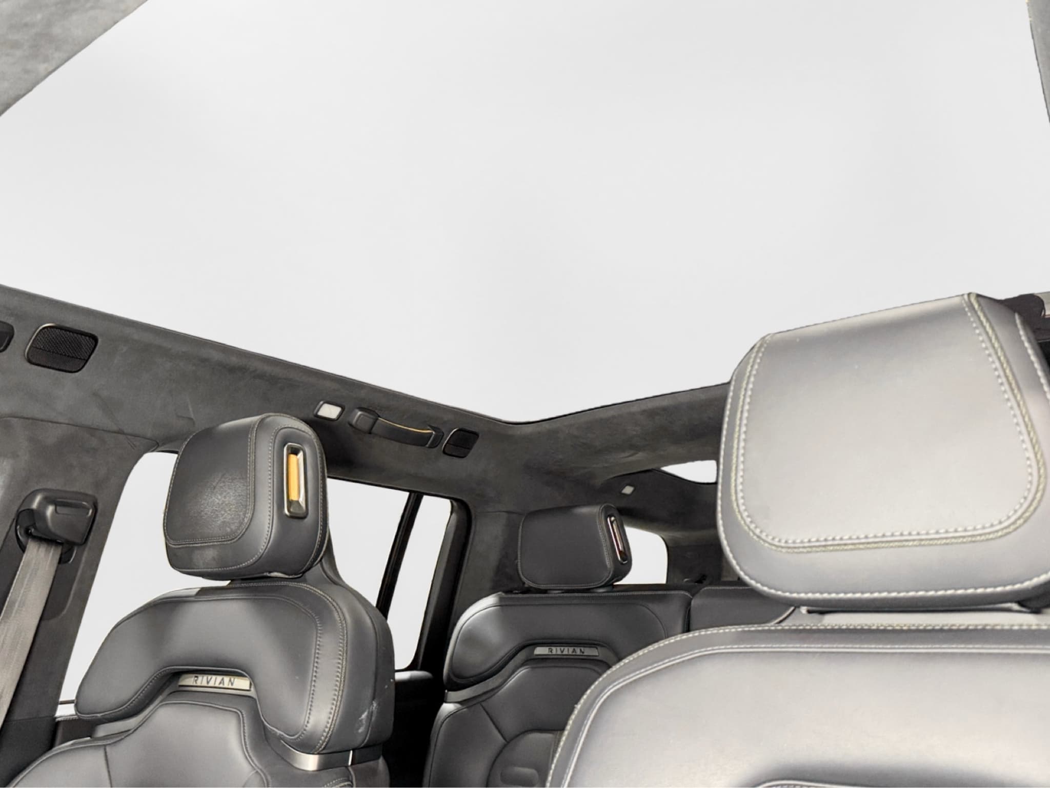 2023 Rivian R1S view 25