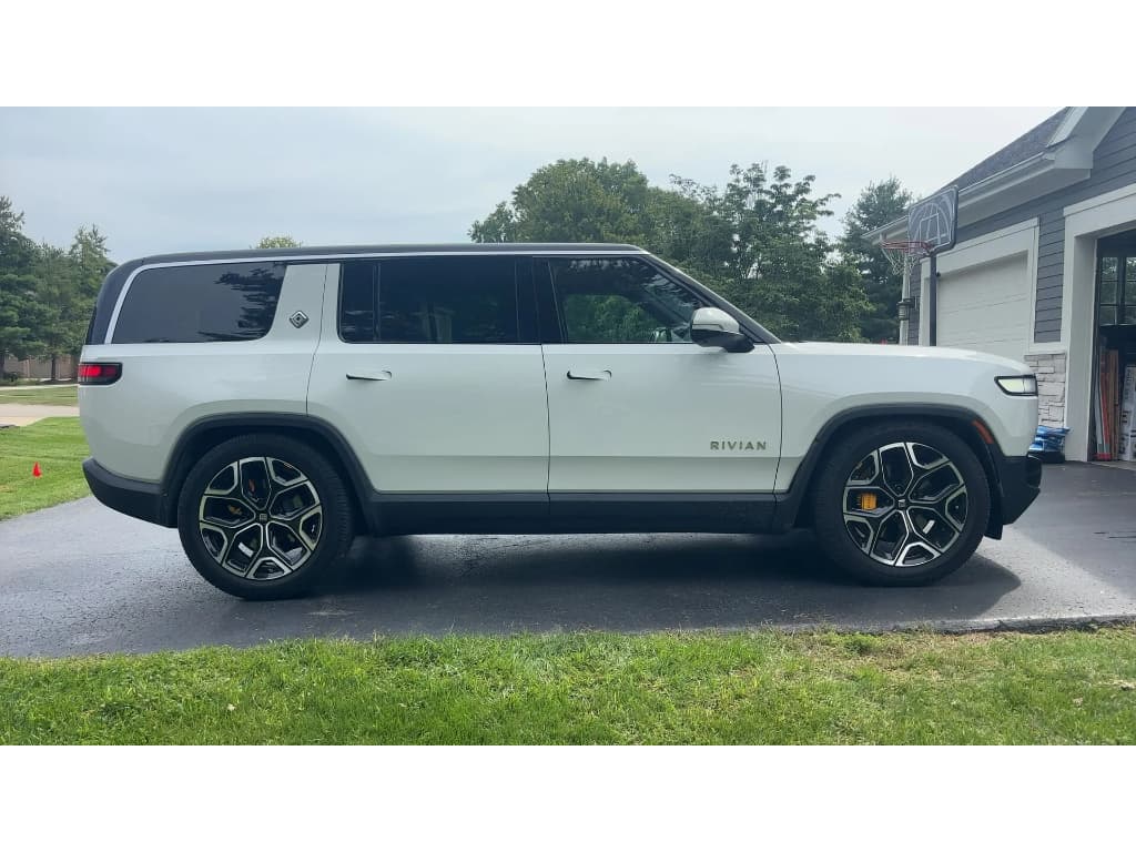 2023 Rivian R1S view 4