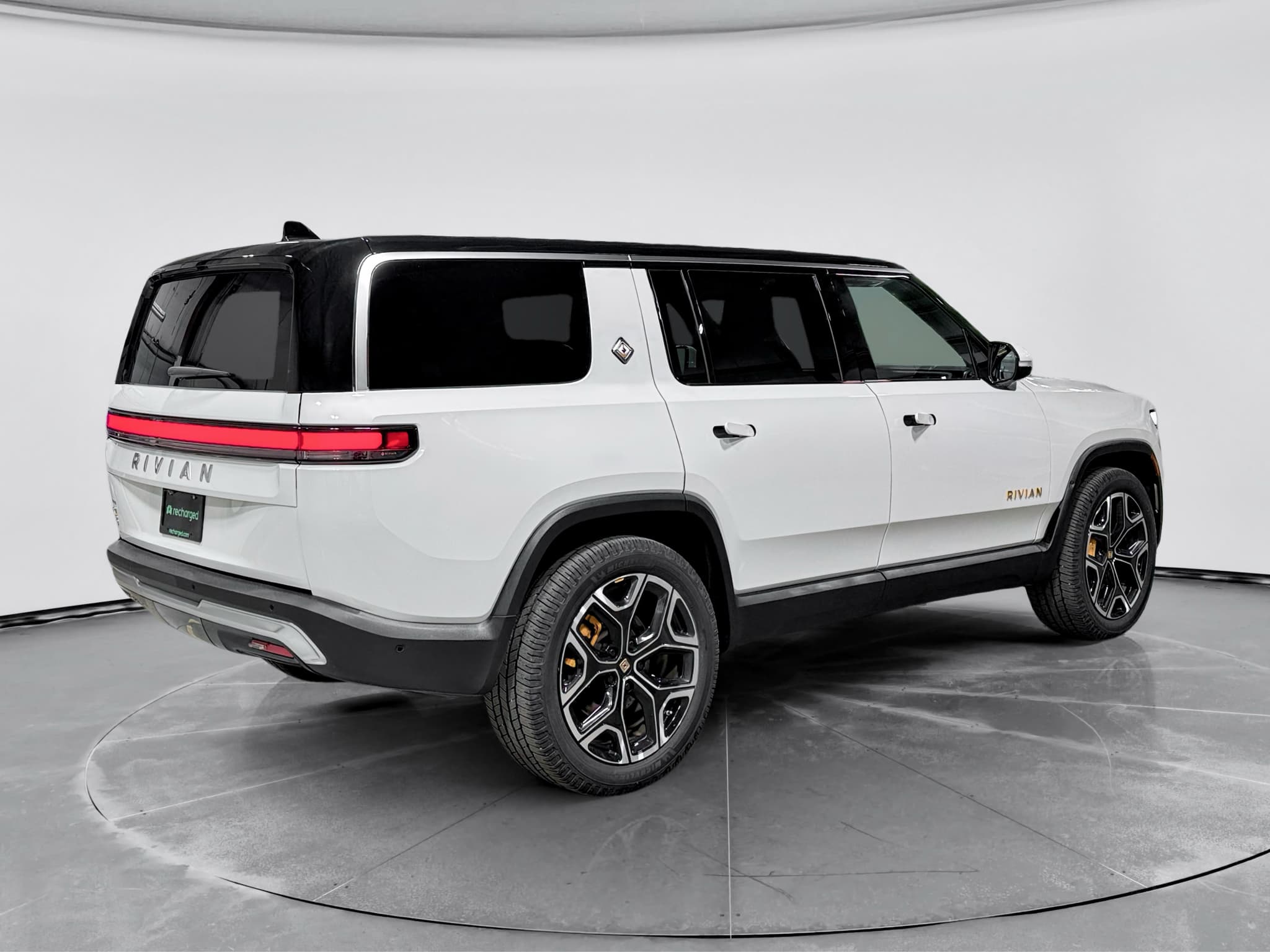 2023 Rivian R1S view 3