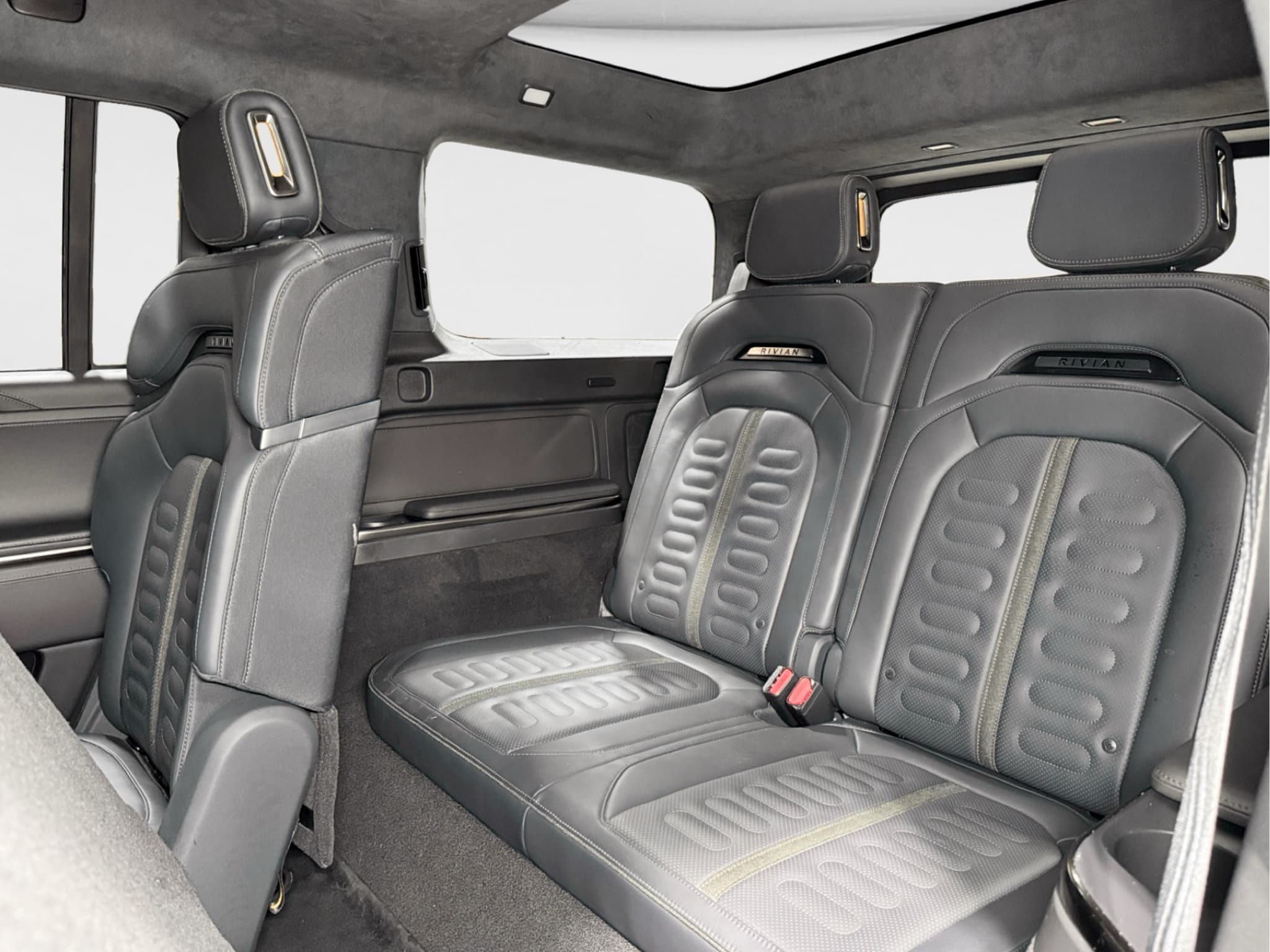 2023 Rivian R1S view 23