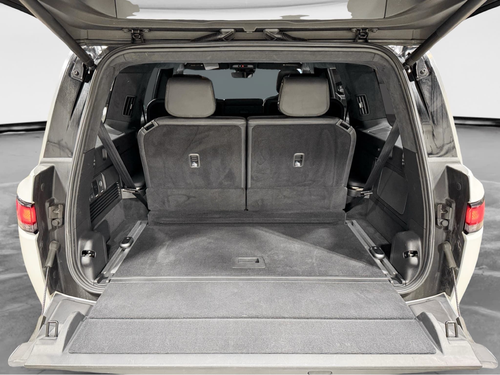 2023 Rivian R1S view 28