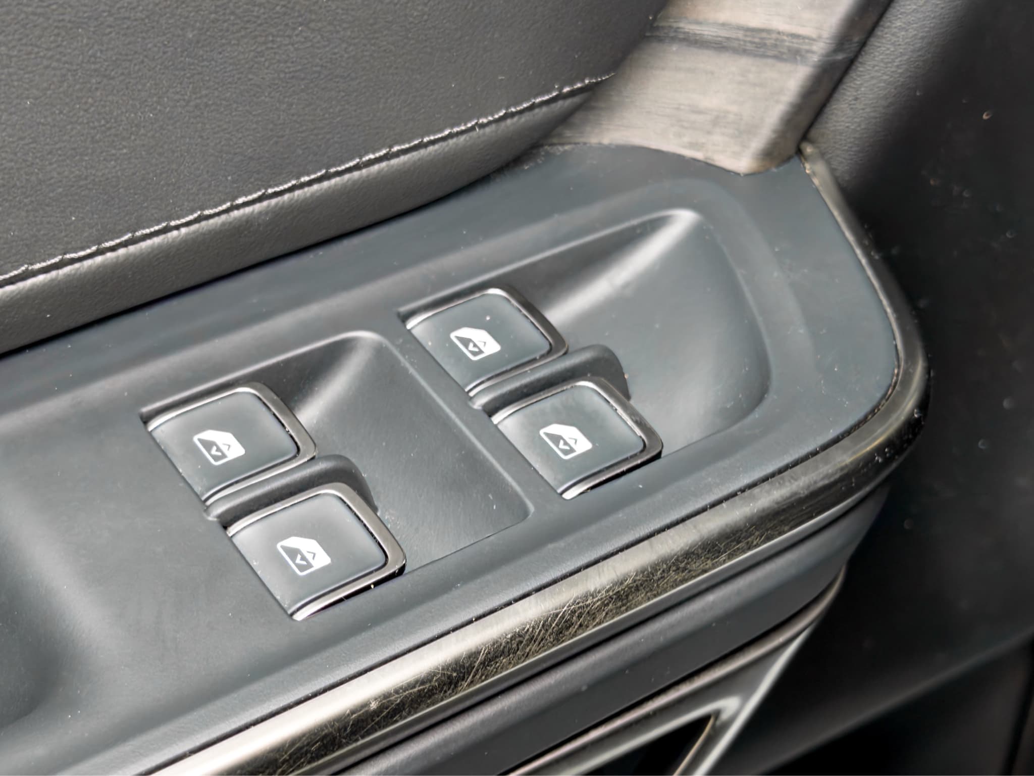 2023 Rivian R1S view 8