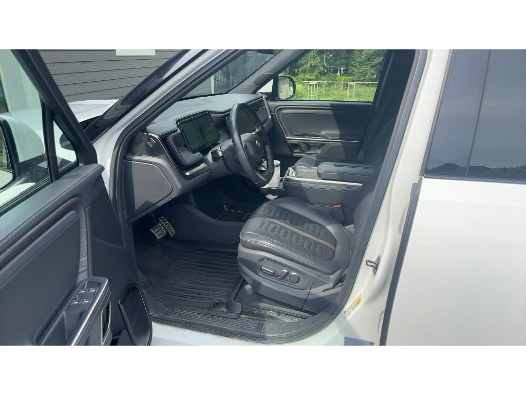 2023 Rivian R1S view 6