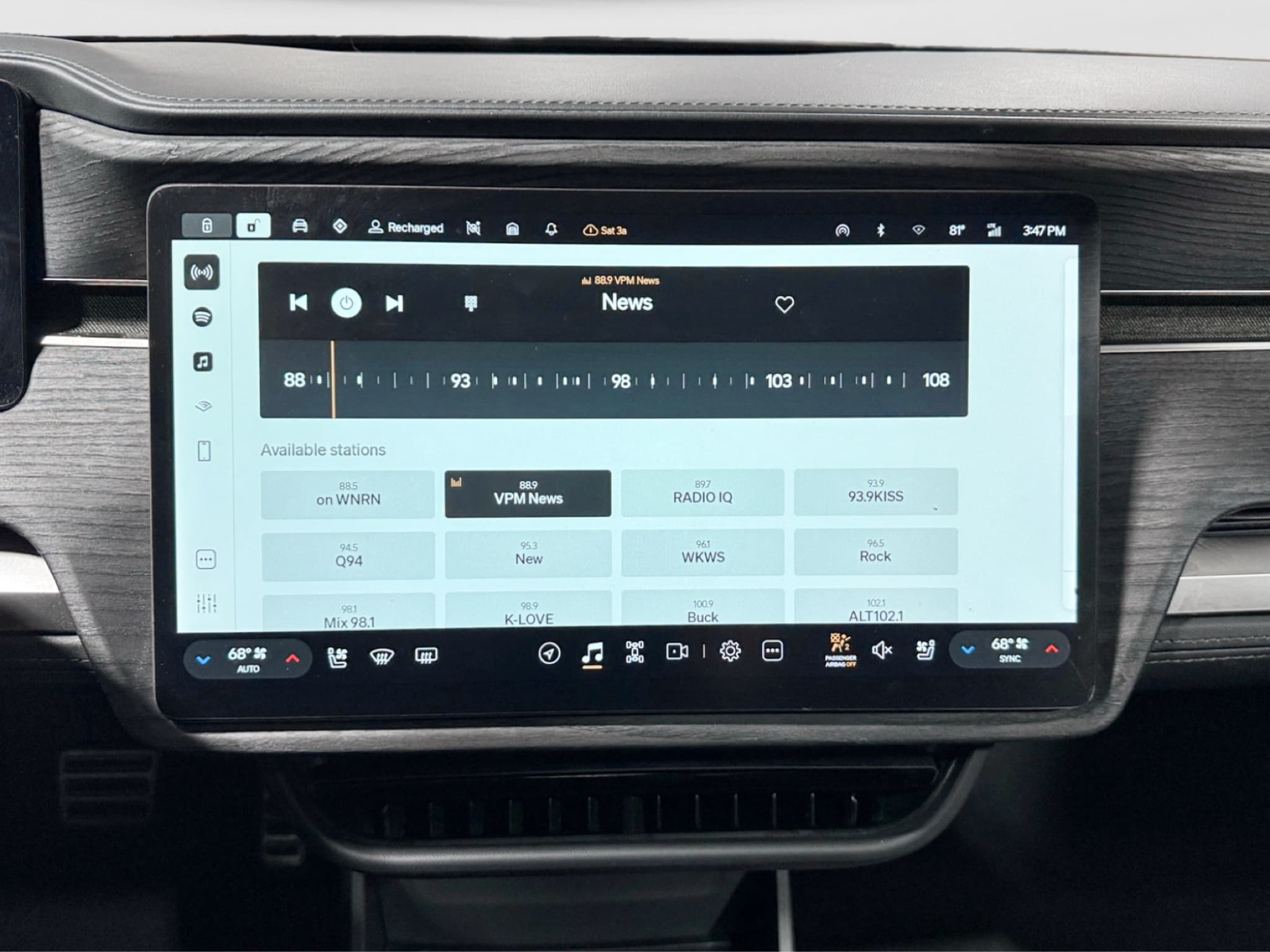 2023 Rivian R1S view 13