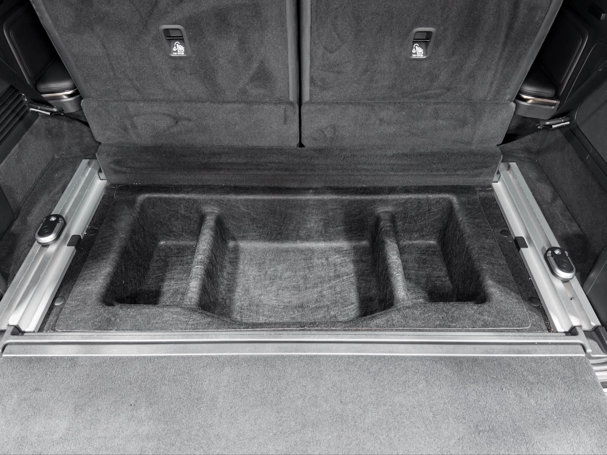 2023 Rivian R1S view 29