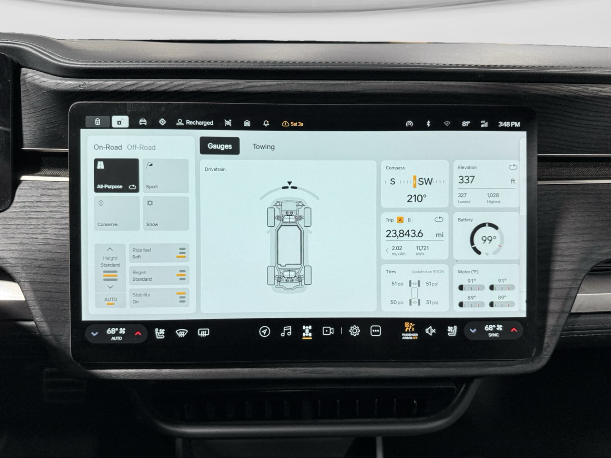 2023 Rivian R1S view 12