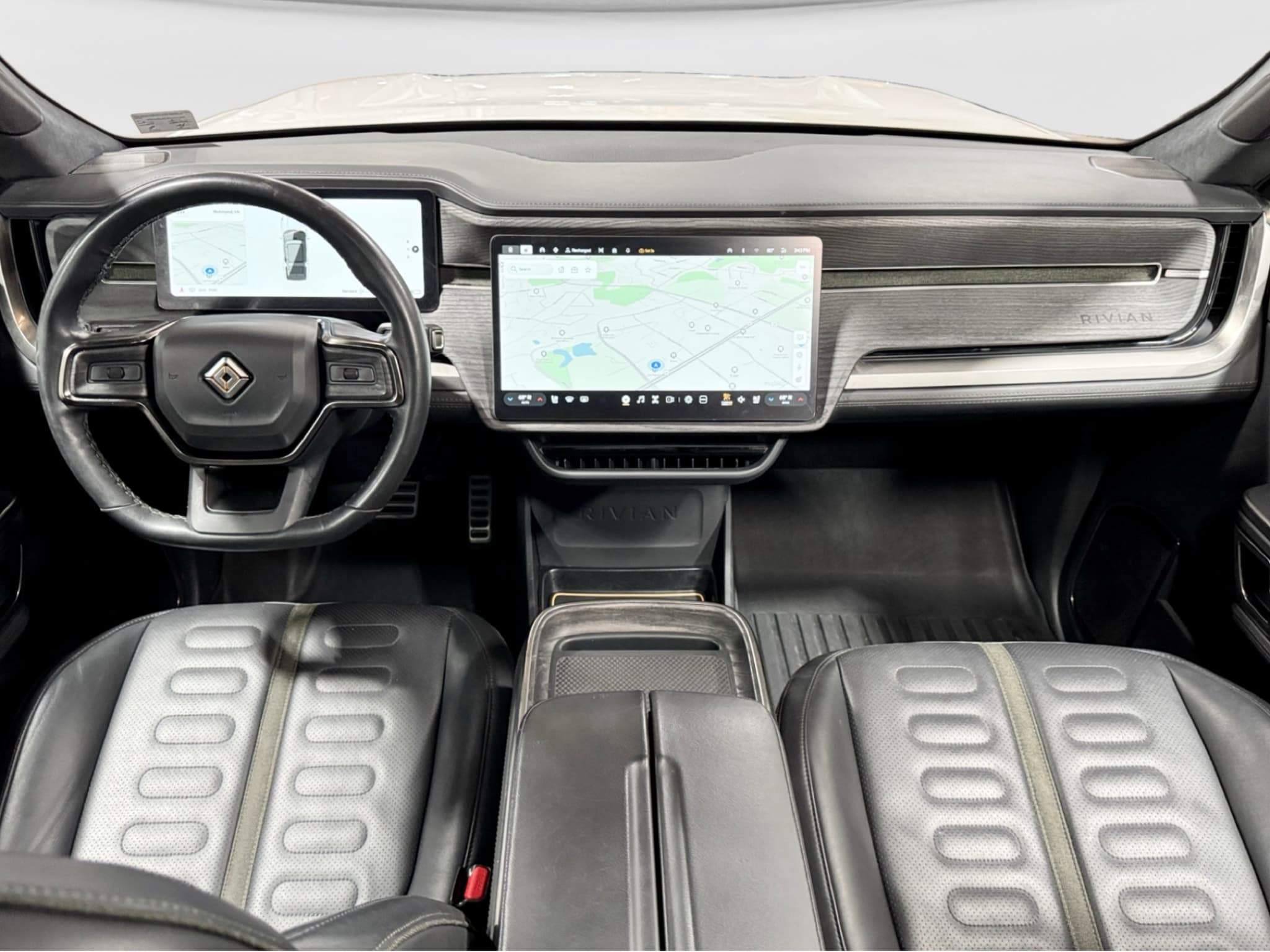 2023 Rivian R1S view 17