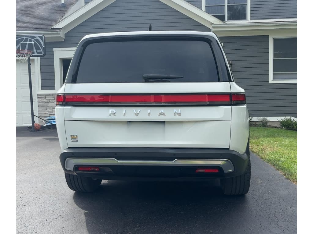 2023 Rivian R1S view 5