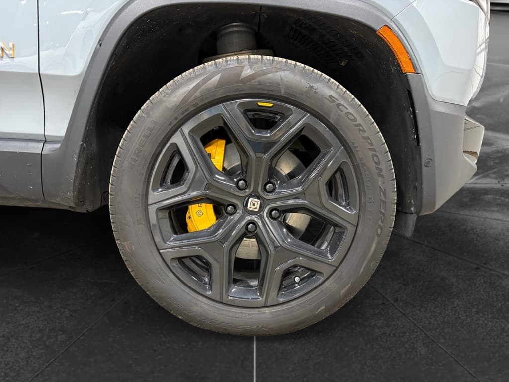 2022 Rivian R1T view 36